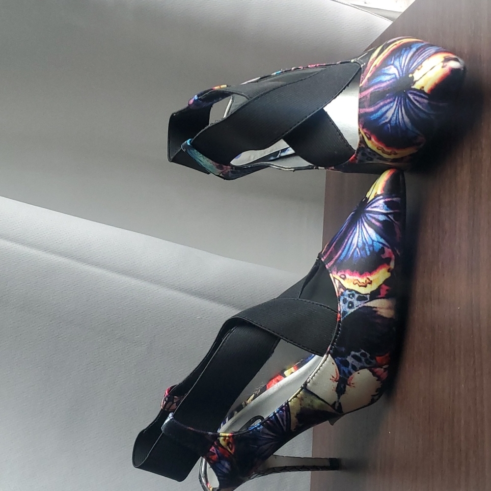 Closed toe multi-colored pumps size 8.5